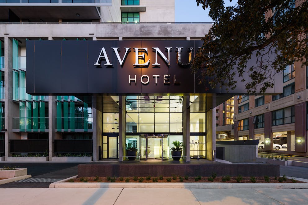 Exterior to Avenue Hotel Canberra